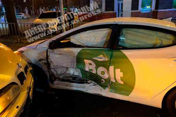 Photo of В Днепре BMW на полном ходу врезался в автомобиль такси Bolt (видео)