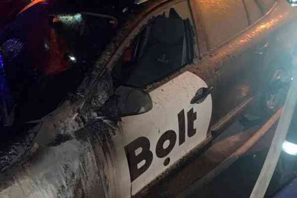 Photo of В Киеве на Позняках полностью сгорел автомобиль такси Bolt (фото)